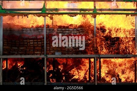 Yangon, Myanmar. Juni 2021. Beschlagnahmte Drogen werden in Yangon, Myanmar, am 26. Juni 2021 verbrannt. Myanmar hat in den Städten Yangon, Mandalay und Taunggyi am Samstag anlässlich des Internationalen Tages gegen Drogenmissbrauch und illegalen Handel beschlagnahmte Drogen feierlich verbrannt. Quelle: U Aung/Xinhua/Alamy Live News Stockfoto