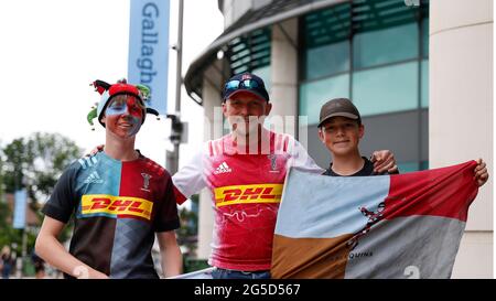 Twickenham, London, Großbritannien. Juni 2021. Premiership Rugby Union Final, Exeter Chiefs gegen Harlekins; EINE Familiengruppe von Quins-Anhängern in Twickenham für das heutige Premier-Finale Credit: Action Plus Sports/Alamy Live News Stockfoto