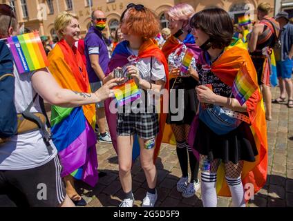 Schwerin, Deutschland. Juni 2021. Manuela Schwesig (SPD), Ministerpräsidentin von Mecklenburg-Vorpommern, spricht mit einigen der rund 700 Teilnehmer des Christopher Street Day. Bunt kostümiert und mit Regenbogenfahnen, treffen sich die meist jüngeren Menschen auf dem Marktplatz und ziehen dann durch das Stadtzentrum. Die CSD soll die Menschen an die Rechte von Lesben, Schwulen, Bisexuellen, Transgendern, Intersexuellen und queeren Menschen erinnern. Quelle: Jens Büttner/dpa-Zentralbild/dpa/Alamy Live News Stockfoto