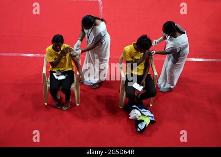 Chennai, Tamil Nadu, Indien. Juni 2021. In einem Hallenstadion in Chennai geimpft das Gesundheitspersonal den Sportler mit dem ersten Jab des Covid-Impfstoffs gegen das Coronavirus Covid-19. Quelle: Sri Loganathan/ZUMA Wire/Alamy Live News Stockfoto