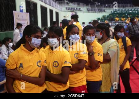 Chennai, Tamil Nadu, Indien. Juni 2021. Sportler warten in einem Indoor-Stadion in Chennai auf ihren ersten Jab des Covid-Impfstoffs gegen das Covid-19-Coronavirus. Quelle: Sri Loganathan/ZUMA Wire/Alamy Live News Stockfoto