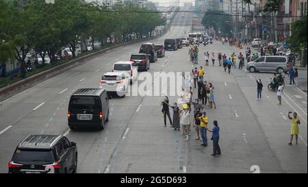 Quezon City, Philippinen. Juni 2021. Am 26. Juni 2021 treffen sich Menschen, um die Trauerprozession des ehemaligen Präsidenten Noynoy Aquino in Quezon City, Philippinen, zu beobachten. (Foto: Sherbien Dacalanio/Pacific Press/Sipa USA) Quelle: SIPA USA/Alamy Live News Stockfoto