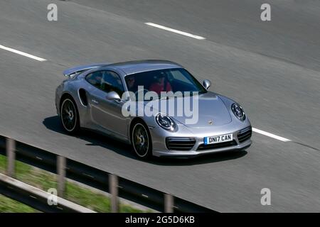 2017 Porsche Turbo 7-Gang-Automatikgetriebe mit 3800 ccm Benzin auf der Autobahn M6 in der Nähe von Preston in Lancashire, Großbritannien Stockfoto