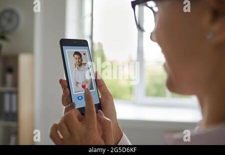Nahaufnahme Frau mit Telefon mit Online-Dating-Anwendung zu suchen und Liebe zu finden Stockfoto