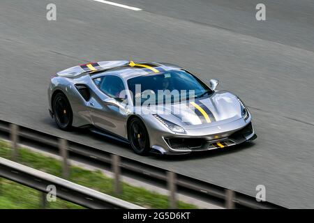 Mattgrauer Ferrari 488 Pista mit gelben Streifen auf der Autobahn M6 in der Nähe von Preston in Lancashire, Großbritannien Stockfoto