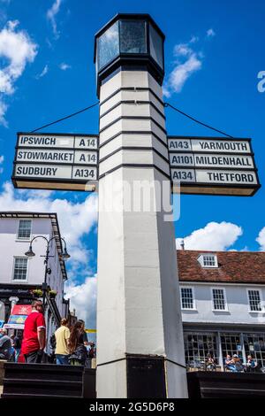 Bury St Edmunds-Säule von Salz beleuchtetes Schild auf Angel Hill. Im Jahr 1935 konstruierte, von Basil Oliver in der Internationalen modernen Stil gestaltet. Stockfoto