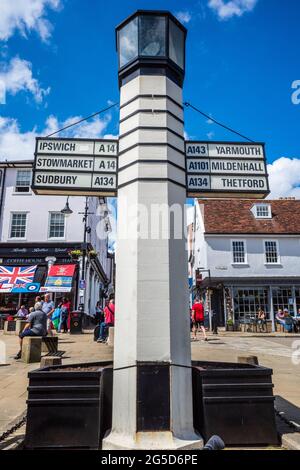 Bury St Edmunds-Säule von Salz beleuchtetes Schild auf Angel Hill. Im Jahr 1935 konstruierte, von Basil Oliver in der Internationalen modernen Stil gestaltet. Stockfoto