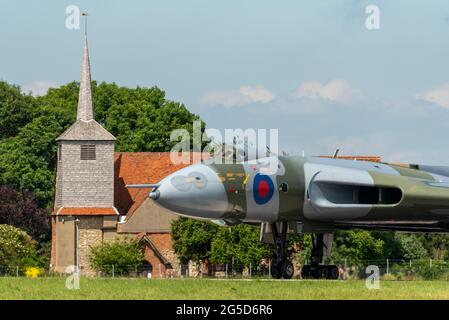 London Southend Airport, Essex, Großbritannien. Juni 2021. Ein ehemaliger Bomber der RAF im Kalten Krieg, Avro Vulcan B2, wurde am Flughafen Southend für einen Armed Forces Day über die Landebahn heruntergefahren. Das Flugzeug, die Seriennummer XL426, wurde 1986 von der RAF ausgeschieden und ist seitdem von der Organisation Vulcan Restoration Trust wieder in Betrieb genommen worden. Die Wohltätigkeitsorganisation wird vollständig von der Öffentlichkeit finanziert und hat eine begrenzte Anzahl von zahlenden Gästen innerhalb des Flughafens erhalten Stockfoto