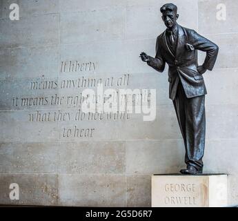 BBC-Statue George Orwell. Orwell-Statue und Zitat außerhalb des BBC New Broadcasting House. Die Statue des Bildhauers Martin Jennings wurde 2017 enthüllt Stockfoto