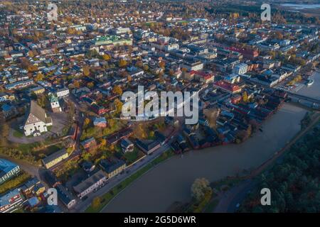 Panoramaaufnahme aus der Höhe der Stadt Porvoo am Oktobernachmittag. Finnland Stockfoto