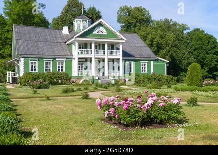 PUSHKINSKIE GORY, RUSSLAND - 11. JUNI 2018: Ansicht des Herrenhauses auf dem Familienbesitz der Hannibals (Verwandte des russischen Dichters A.S. Puschkin). Stockfoto