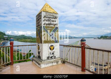 BAN SOP RUAK, THAILAND - 18. DEZEMBER 2018: Gedenkgrenzschild 'Golden Triangle' auf der Aussichtsplattform über dem Mekong River Stockfoto