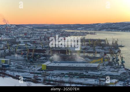 Murmansk Frachthafen im Februar Sonnenuntergang. Murmansk, Russland Stockfoto