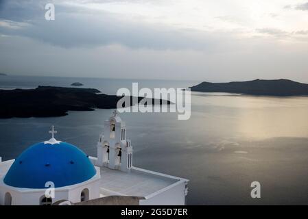 Drei Glocken von Fira, bekannt als katholische Kirche der Dormition auf der Insel Santorin, Griechenland. Stockfoto