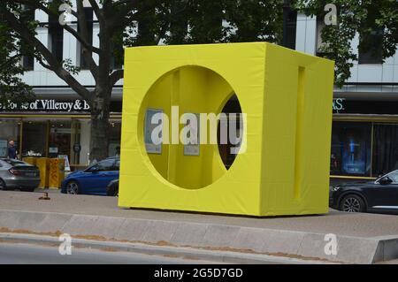 Gelbe Cubus-Skulptur am Kurfürstendamm in Berlin - Juni 25 2021 Stockfoto