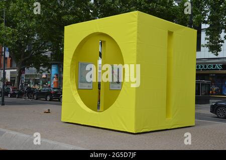 Gelbe Cubus-Skulptur am Kurfürstendamm in Berlin - Juni 25 2021 Stockfoto