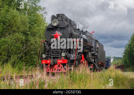 RUSKEALA, RUSSLAND - 15. AUGUST 2020: Alte sowjetische Güterdampflokomotive LV-0522 am Bahnhof Gorny Park Ruskeala an einem bewölkten Augusttag. Kar Stockfoto