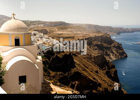 Kuppelkirche auf einer Klippe über der Caldera Santorin im kykladischen Volksmund-Architekturstil, Griechenland. Stockfoto