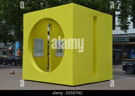 Gelbe Cubus-Skulptur am Kurfürstendamm in Berlin - Juni 25 2021 Stockfoto