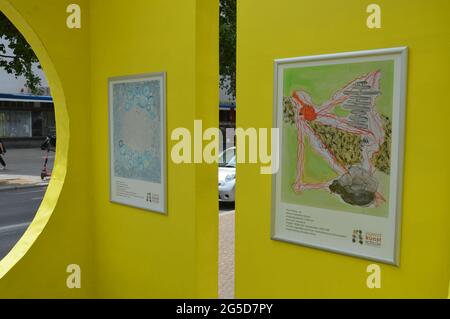 Gelbe Cubus-Skulptur am Kurfürstendamm in Berlin - Juni 25 2021 Stockfoto