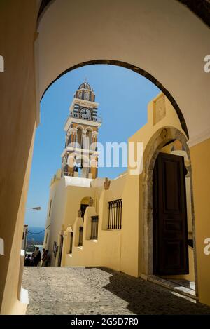 Kykladische und barocke Architektur in der Kathedrale von St. Johannes dem Täufer auf Santorin, Griechenland. Stockfoto