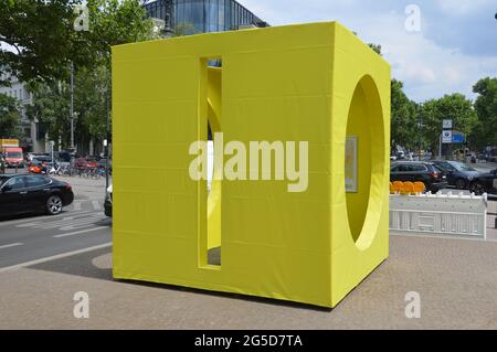 Gelbe Cubus-Skulptur am Kurfürstendamm in Berlin - Juni 25 2021 Stockfoto