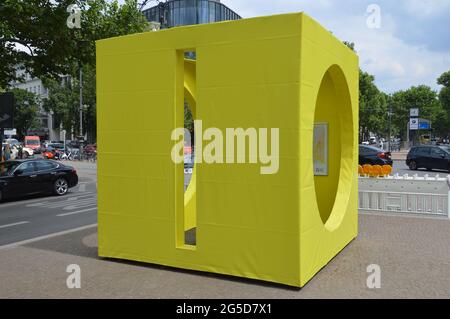 Gelbe Cubus-Skulptur am Kurfürstendamm in Berlin - Juni 25 2021 Stockfoto