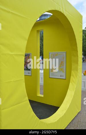 Gelbe Cubus-Skulptur am Kurfürstendamm in Berlin - Juni 25 2021 Stockfoto