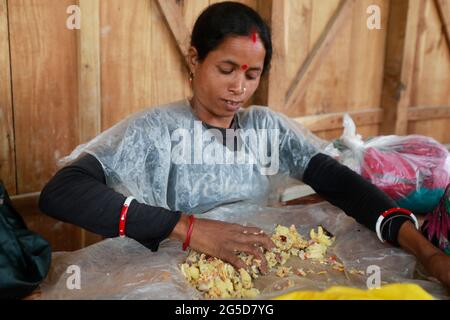 Moulvibazar, Bangladesch - 19. Juni 2021: Teelabende essen in Srimangal in Moulvibazar zu Mittag. Stockfoto