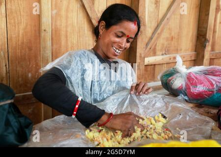 Moulvibazar, Bangladesch - 19. Juni 2021: Teelabende essen in Srimangal in Moulvibazar zu Mittag. Stockfoto