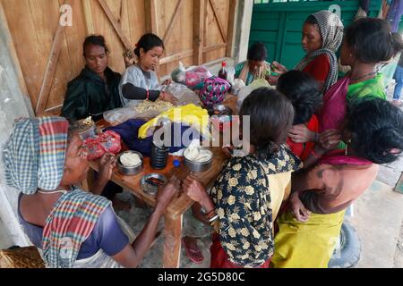 Moulvibazar, Bangladesch - 19. Juni 2021: Teelabende essen in Srimangal in Moulvibazar zu Mittag. Stockfoto