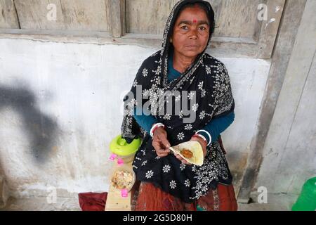 Moulvibazar, Bangladesch - 19. Juni 2021: Teelabende essen in Srimangal in Moulvibazar zu Mittag. Stockfoto