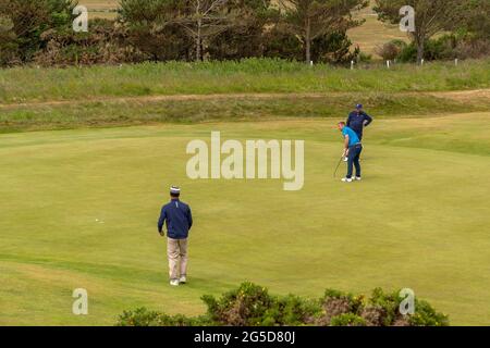 Montrose, Angus, Schottland, Großbritannien, 25. Juni 2021: In dieser Woche findet die PGA Europro Tour - The Eagle Orchid Scottish Masters - im Montrose Golf Links statt. Spielen auf dem fünftältesten Golfplatz der Welt. (Kurs 1562) heute ist die letzte Runde, die sehen die lokalen Golf-Profi Sean Lawrie in Streit. (Sean Lawrie Center) Putting for Birdie am 9. (Credit-Barry Nixon/Alamy Live News) Stockfoto