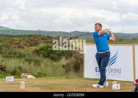 Montrose, Angus, Schottland, Großbritannien, 25. Juni 2021: In dieser Woche findet die PGA Europro Tour - The Eagle Orchid Scottish Masters - im Montrose Golf Links statt. Spielen auf dem fünftältesten Golfplatz der Welt. (Kurs 1562) heute ist die letzte Runde, die sehen die lokalen Golf-Profi Sean Lawrie in Streit. (Sean Lawrie Center) am 10. Abschlag mit Fahrer (Credit-Barry Nixon/Alamy Live News) Stockfoto