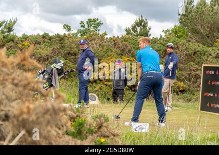 Montrose, Angus, Schottland, Großbritannien, 25. Juni 2021: In dieser Woche findet die PGA Europro Tour - The Eagle Orchid Scottish Masters - im Montrose Golf Links statt. Spielen auf dem fünftältesten Golfplatz der Welt. (Kurs 1562) heute ist die letzte Runde, die sehen die lokalen Golf-Profi Sean Lawrie in Streit. (Sean Lawrie Center) am 11. Mit Fahrer abschlagen. (Credit-Barry Nixon/Alamy Live News) Stockfoto