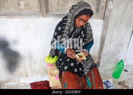 Moulvibazar, Bangladesch - 19. Juni 2021: Teelabende essen in Srimangal in Moulvibazar zu Mittag. Stockfoto