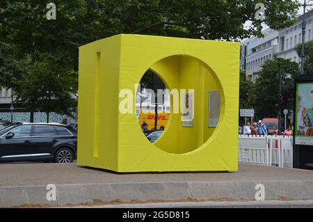 Gelbe Cubus-Skulptur am Kurfürstendamm in Berlin - Juni 25 2021 Stockfoto