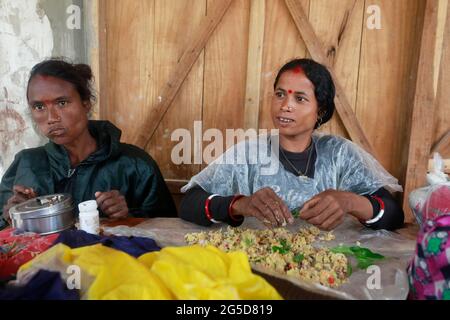 Moulvibazar, Bangladesch - 19. Juni 2021: Teelabende essen in Srimangal in Moulvibazar zu Mittag. Stockfoto