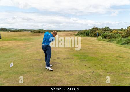 Montrose, Angus, Schottland, Großbritannien, 25. Juni 2021: In dieser Woche findet die PGA Europro Tour - The Eagle Orchid Scottish Masters - im Montrose Golf Links statt. Spielen auf dem fünftältesten Golfplatz der Welt. (Kurs 1562) heute ist die letzte Runde, die sehen die lokalen Golf-Profi Sean Lawrie in Streit. (Sean Lawrie Center) T-Aufnahme am 14. (Credit-Barry Nixon/Alamy Live News) Stockfoto