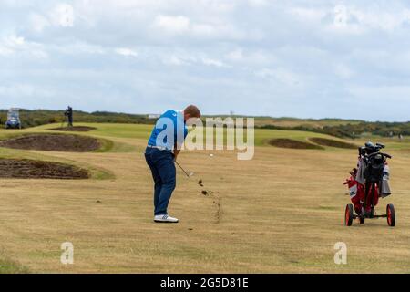 Montrose, Angus, Schottland, Großbritannien, 25. Juni 2021: In dieser Woche findet die PGA Europro Tour - The Eagle Orchid Scottish Masters - im Montrose Golf Links statt. Spielen auf dem fünftältesten Golfplatz der Welt. (Kurs 1562) heute ist die letzte Runde, die sehen die lokalen Golf-Profi Sean Lawrie in Streit. (Sean Lawrie Center) trifft nach einer großartigen Fahrt auf den 14. (Credit-Barry Nixon/Alamy Live News) Stockfoto