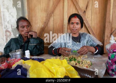 Moulvibazar, Bangladesch - 19. Juni 2021: Teelabende essen in Srimangal in Moulvibazar zu Mittag. Stockfoto