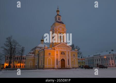 Alte Verklärung Kathedrale im Februar Dämmerung. Wyborg, Region Leningrad. Russland Stockfoto