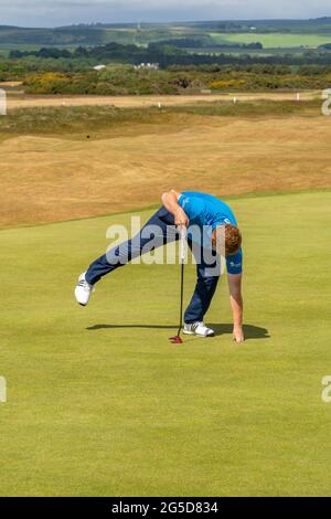 Montrose, Angus, Schottland, Großbritannien, 25. Juni 2021: In dieser Woche findet die PGA Europro Tour - The Eagle Orchid Scottish Masters - im Montrose Golf Links statt. Spielen auf dem fünftältesten Golfplatz der Welt. (Kurs 1562) heute ist die letzte Runde, die sehen die lokalen Golf-Profi Sean Lawrie in Streit. (Sean Lawrie Center) beim 17. Green seinen Ball aus dem Loch herausholen. (Credit-Barry Nixon/Alamy Live News) Stockfoto