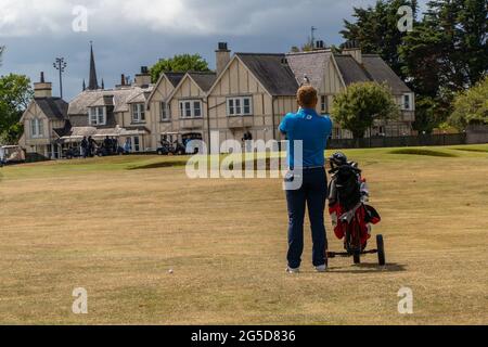 Montrose, Angus, Schottland, Großbritannien, 25. Juni 2021: In dieser Woche findet die PGA Europro Tour - The Eagle Orchid Scottish Masters - im Montrose Golf Links statt. Spielen auf dem fünftältesten Golfplatz der Welt. (Kurs 1562) heute ist die letzte Runde, die sehen die lokalen Golf-Profi Sean Lawrie in Streit. (Sean Lawrie Center) Den Abstand seines Approach Shootings zum 18. (Credit-Barry Nixon/Alamy Live News) Stockfoto