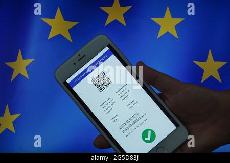 Eine Reisende Frau zeigt auf dem Smartphone am Flughafen ein digitales grünes Zertifikat der europäischen Union, um zu bescheinigen, dass sie gegen das Coronavirus geimpft wurde Stockfoto