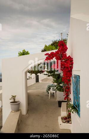 Fußweg auf der Insel Santorin in Griechenland. Stockfoto