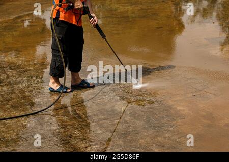 Vorbeugende Reinigung von Stadtbrunnen im Sommer. Arbeiter säubern den angesammelten Schmutz. Stockfoto