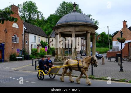 Mountsorrel, Leicestershire, Großbritannien. Juni 2021. Ein Pony und eine Falle werden während der Pferdeschau Betty Hensers durch das Dorf gefahren. Leicestershire Police und Charnwood Borough Council arbeiten zusammen, um den Organisatoren Hilfestellung und Unterstützung zu bieten, nachdem sie Bedenken hinsichtlich möglicher Verstöße gegen die Covid-19-Vorschriften und der Auswirkungen auf die lokalen Gemeinden hatten. Credit Darren Staples/Alamy Live News. Stockfoto