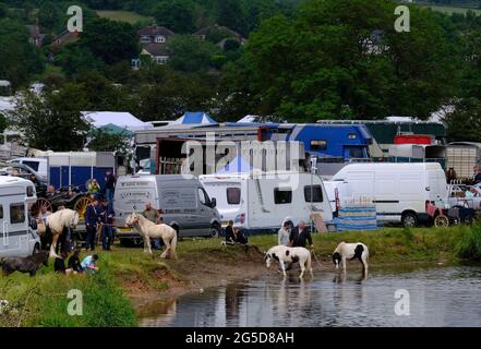 Mountsorrel, Leicestershire, Großbritannien. Juni 2021. Männer wässern ihre Pferde im Fluss während der Betty Hensers Horse Fair. Leicestershire Police und Charnwood Borough Council arbeiten zusammen, um den Organisatoren Hilfestellung und Unterstützung zu bieten, nachdem sie Bedenken hinsichtlich möglicher Verstöße gegen die Covid-19-Vorschriften und der Auswirkungen auf die lokalen Gemeinden hatten. Credit Darren Staples/Alamy Live News. Stockfoto