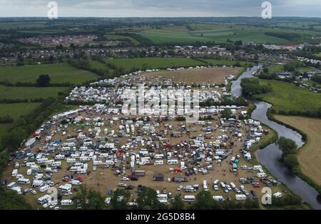 Mountsorrel, Leicestershire, Großbritannien. Juni 2021. Eine Luftaufnahme der Betty Henser Horse Fair, die sich neben dem Fluss Soar befindet. Leicestershire Police und Charnwood Borough Council arbeiten zusammen, um den Organisatoren Hilfestellung und Unterstützung zu bieten, nachdem sie Bedenken hinsichtlich möglicher Verstöße gegen die Covid-19-Vorschriften und der Auswirkungen auf die lokalen Gemeinden hatten. Credit Darren Staples/Alamy Live News. Stockfoto